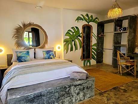 Deluxe Double Room with Side Sea View
