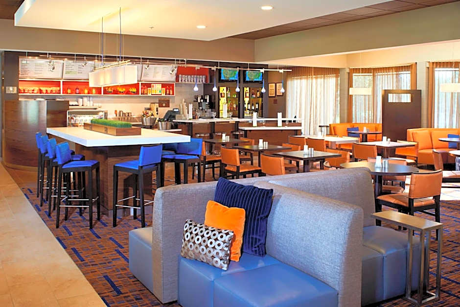 Courtyard by Marriott Chicago Deerfield