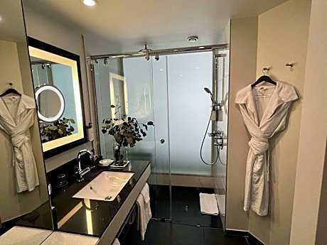 One-Bedroom Prestige King Suite with Separate Living Area