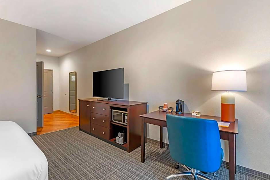Comfort Inn & Suites Verona at Turning Stone Resort Casino