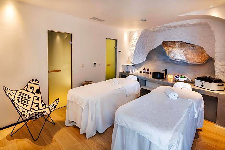 Skyfall Suites - Adults Only