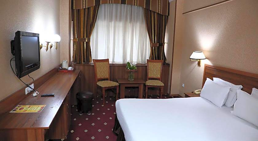 Le Grande Plaza Hotel