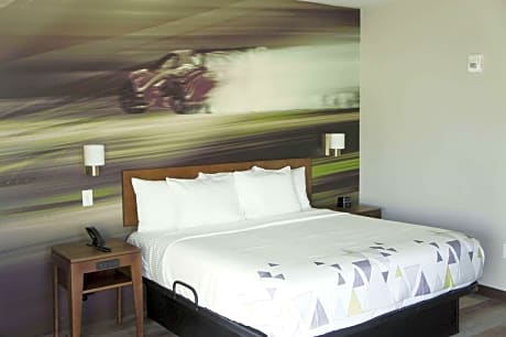 1 King Bed~ Non-Smoking
