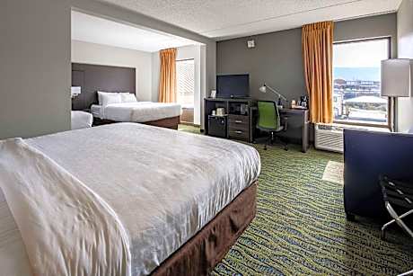 Family Room with King Bed and Two Queen Beds - Non Smoking/Upper floor