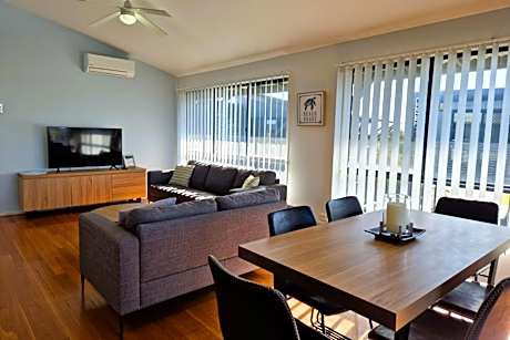 Three-Bedroom Beach House with National Park View