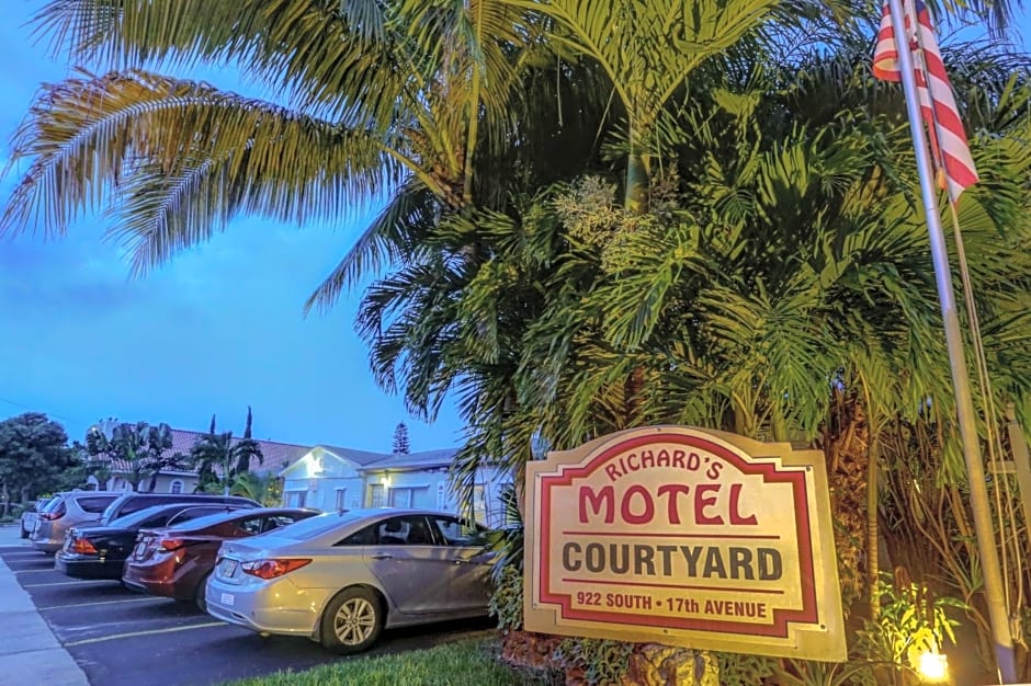 Richard's Motel Courtyard