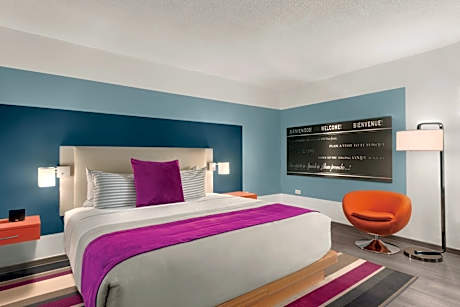 1 King Bed, with Balcony