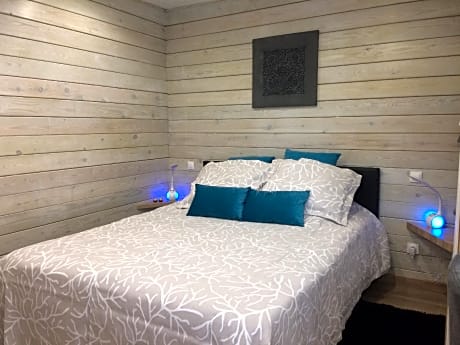 N°6-Chalet-Cottage-Salle d'eau-Vue sur Piscine