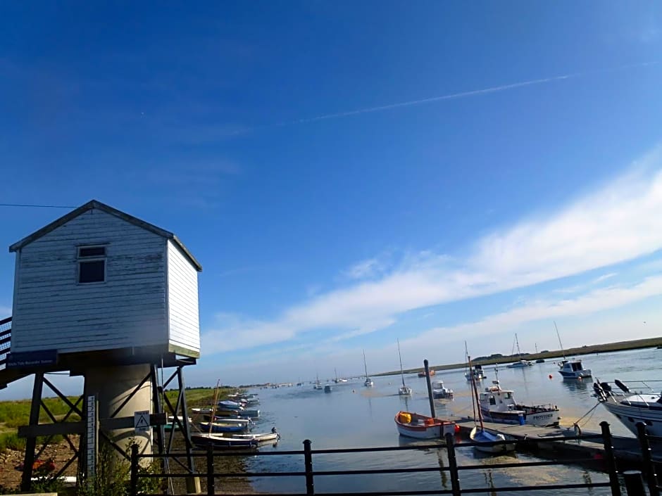 AnchorageWells Entire Cottage OR a King Ensuite on Room Only