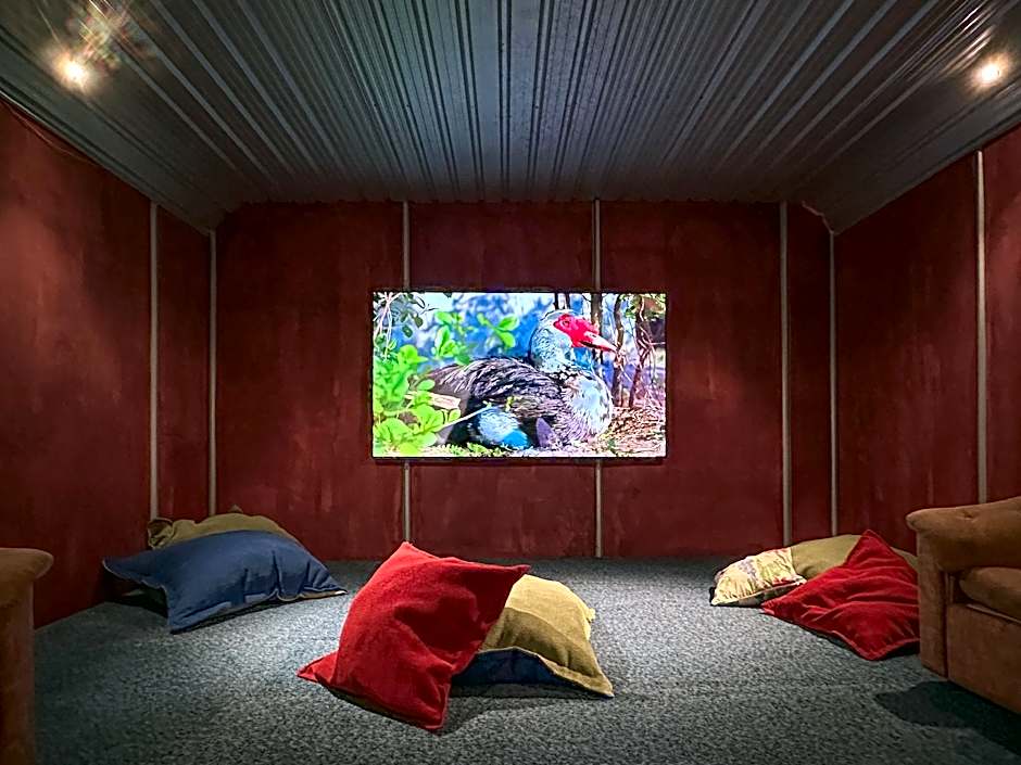 The Crossing Lodge and Backpackers