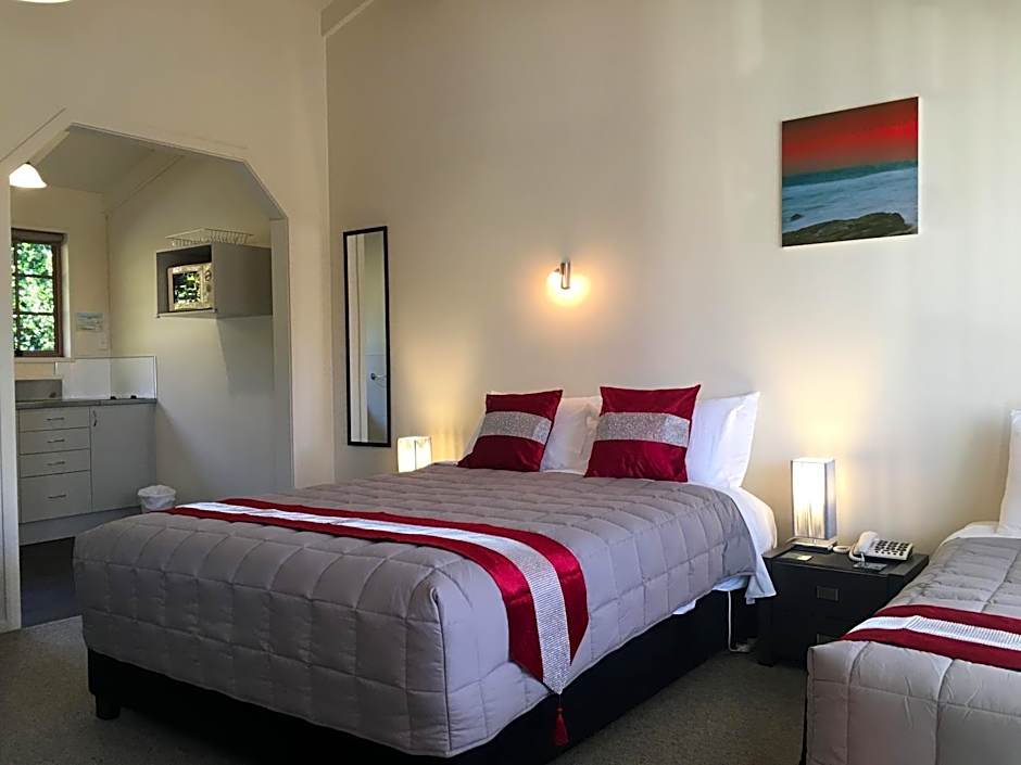 Colonial Lodge Motel