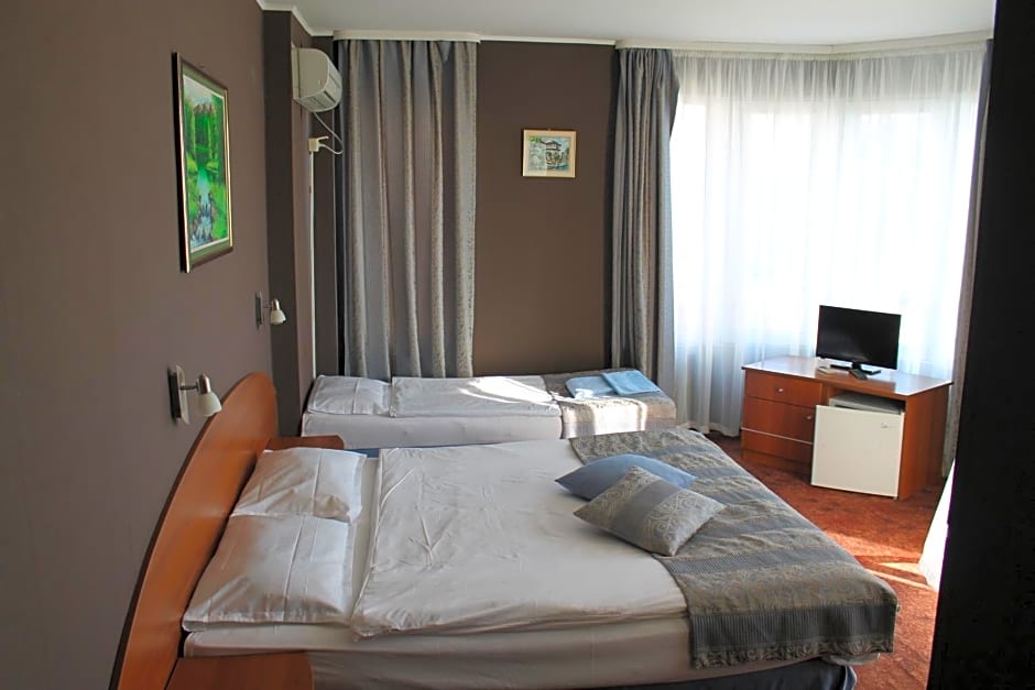 Family Hotel Lazuren Briag