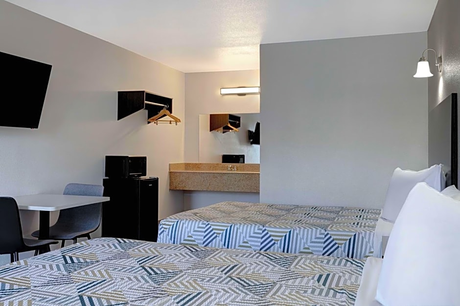 Motel 6 Branson West, MO - Silver Dollar City