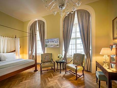 Mozart King Suite with Courtyard View