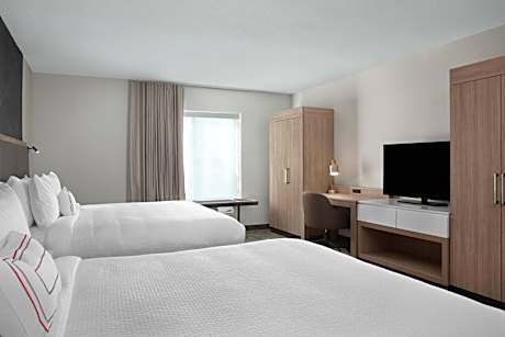 Family Suite Full Kitchen, 1 Bedroom 2 room Suite (Mobility Accessible w/ Tub)