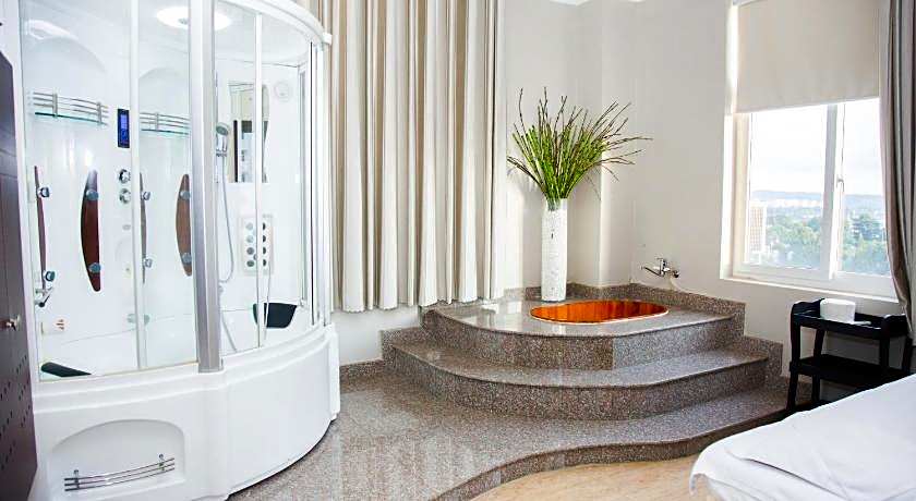 Hai Ba Trung Hotel and Spa