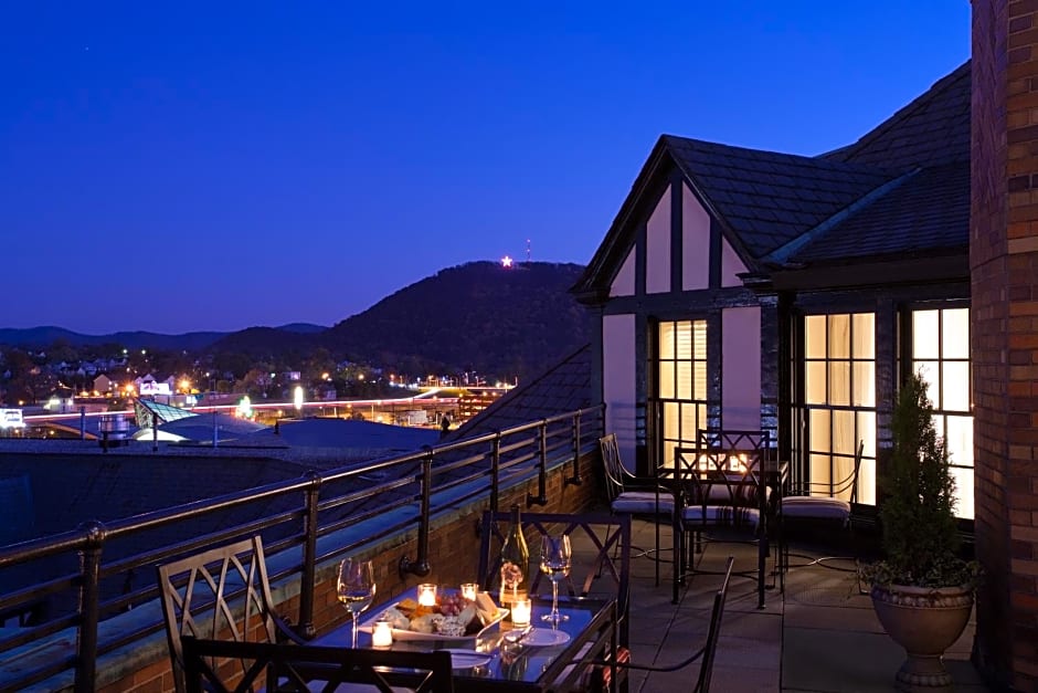 Hotel Roanoke & Conference Center, Curio Collection by Hilton