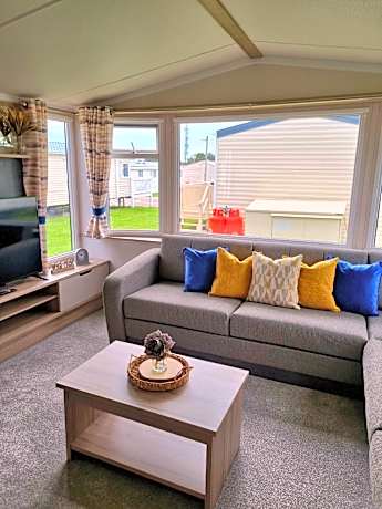 Modern Family Caravan with WiFi at Valley Farm, Clacton-on-Sea
