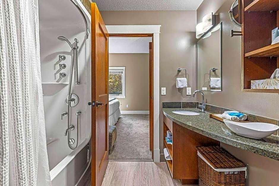 Gorgeous Mountain Condo - Hot Tub & Pool managed by Little Sister Getaways