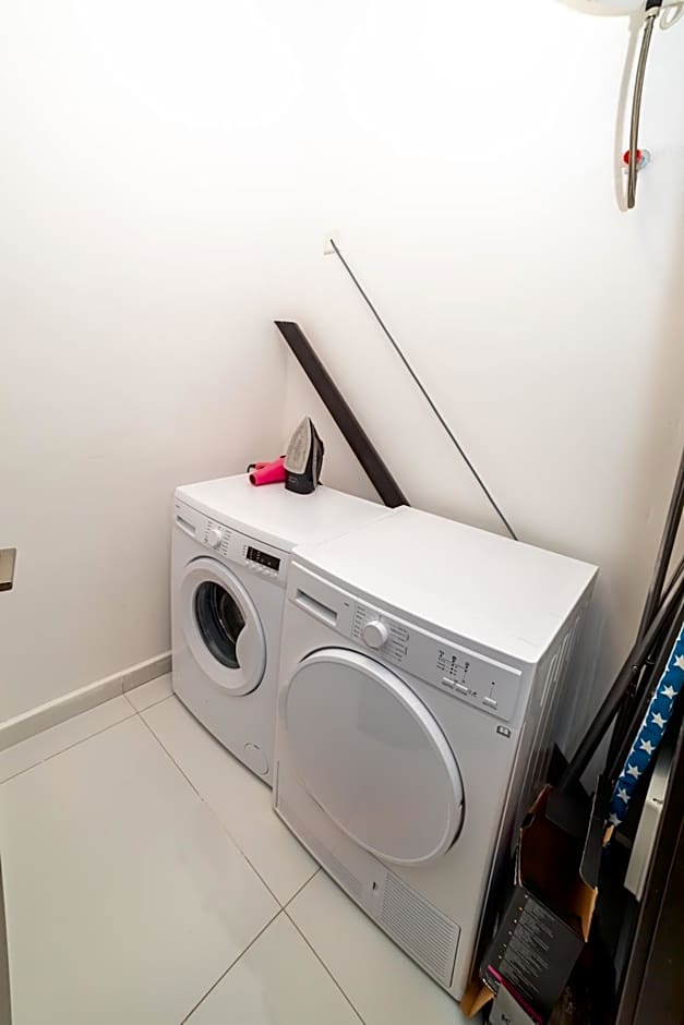 Spacious 2BR Apartment with Terrace - by HostMT