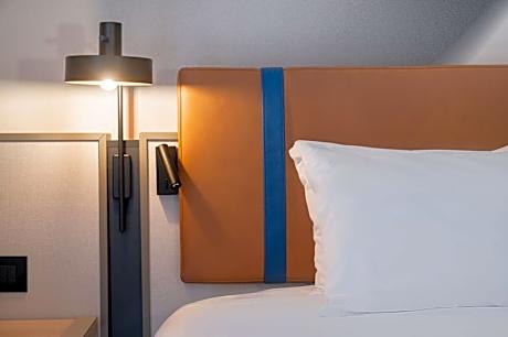 Deluxe Room with Roll-In Shower and Balcony - Disability Access