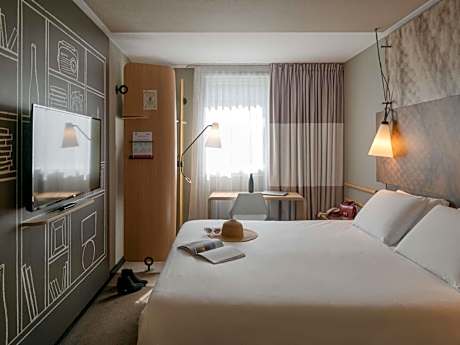 2 Adjacent Rooms
