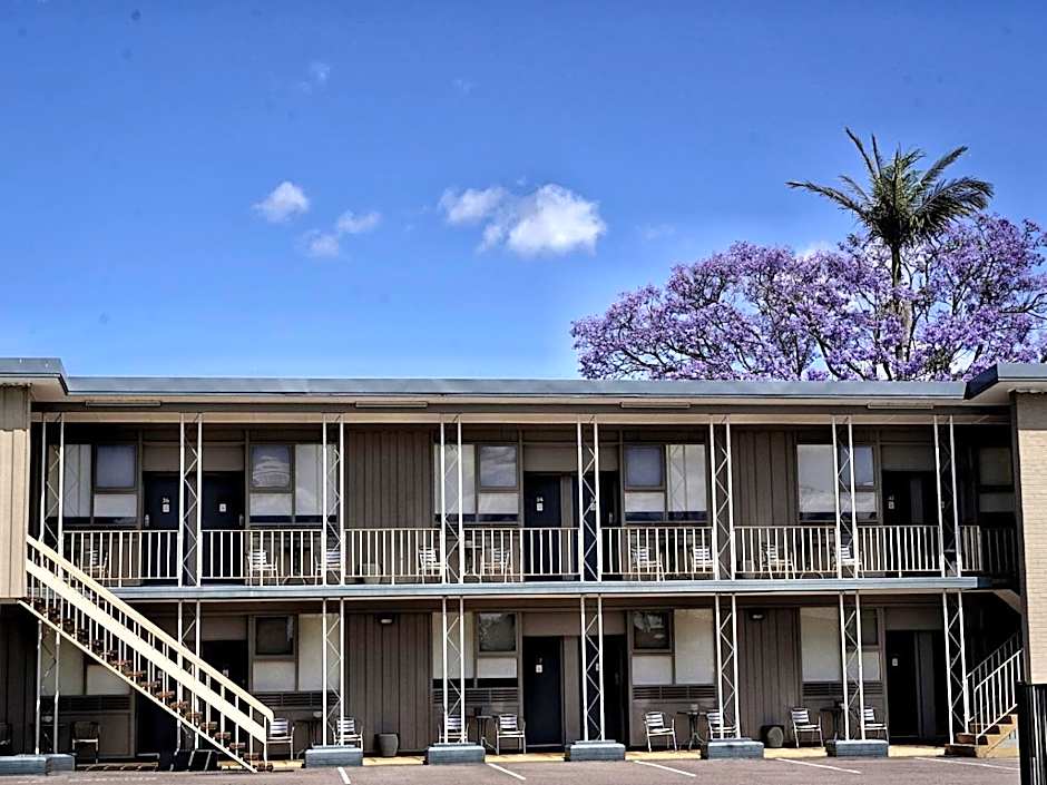 Photo 1 of 32 of Country Motor Inn