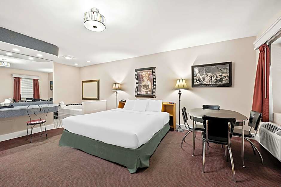 Photo 1 of 8 of 1 King Bed Suite, Jacuzzi®
