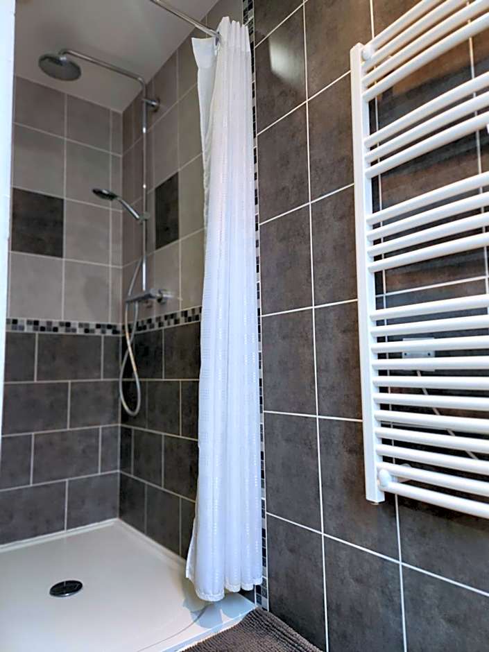 Chambres privées à Hautvillers, berceau du champagne avec salle de bain et toilettes incluses