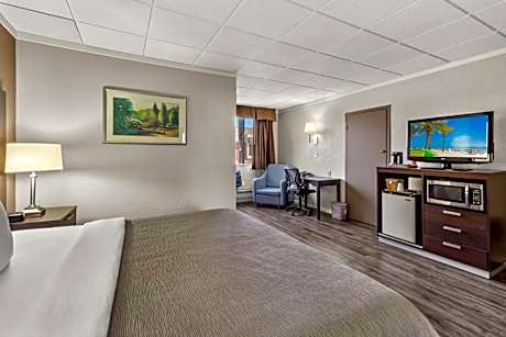 Queen Room with Two Queen Beds and Atrium View - Non Smoking
