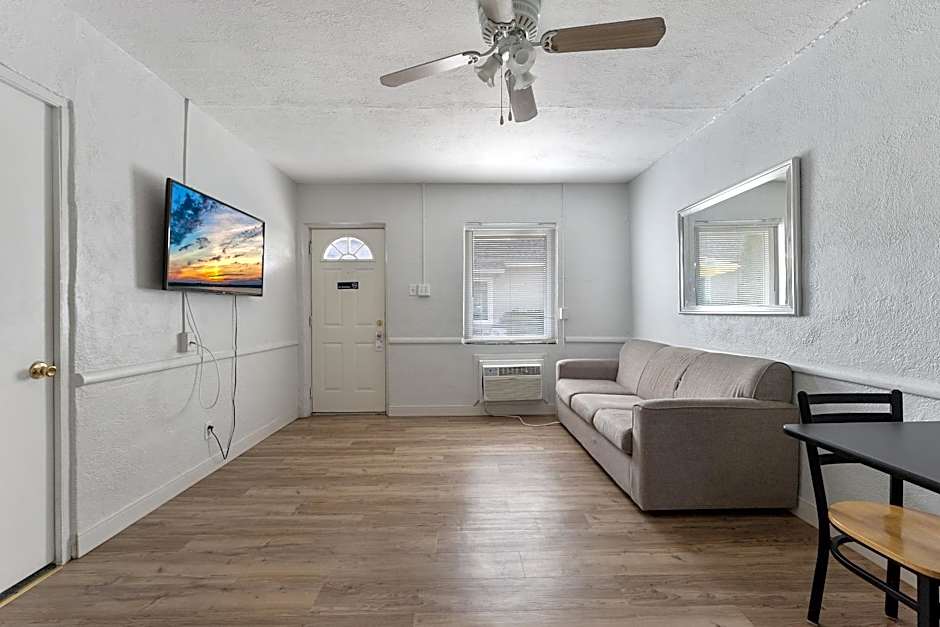 Oceanic Hotel & Barefoot Tiki Bar