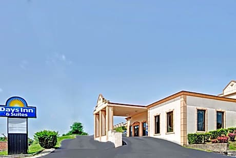 Super 8 by Wyndham Nashville Near Downtown / I-40