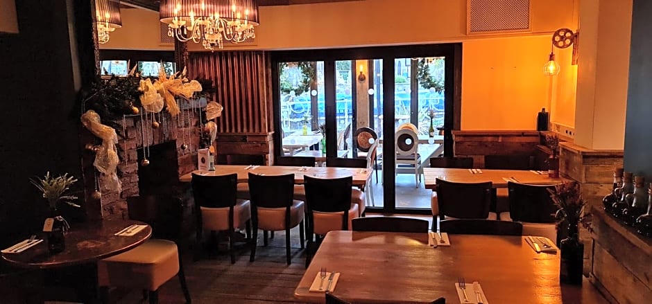 The Waterside Bar, Rooms & Restaurant