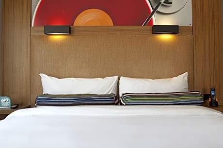 Room, 1 King Bed (Mobility/Hearing Access, Roll-In Shwr) (1 King Bed)