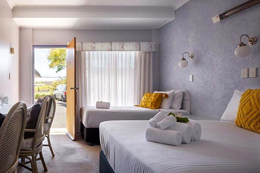 South Pacific Palms Motor Inn