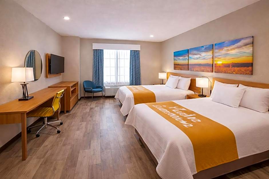 Days Inn & Suites by Wyndham Greater Tomball