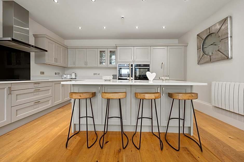 White Hart Hotel & Apartments