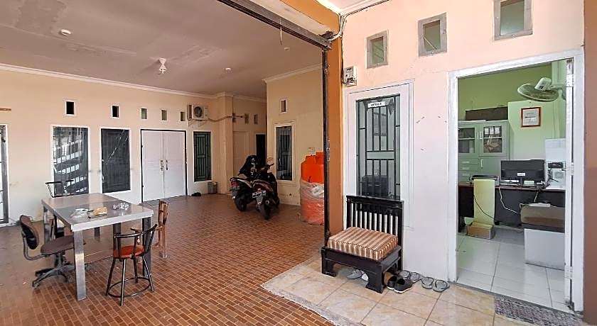 RedDoorz Syariah near Pasar Raya Padang