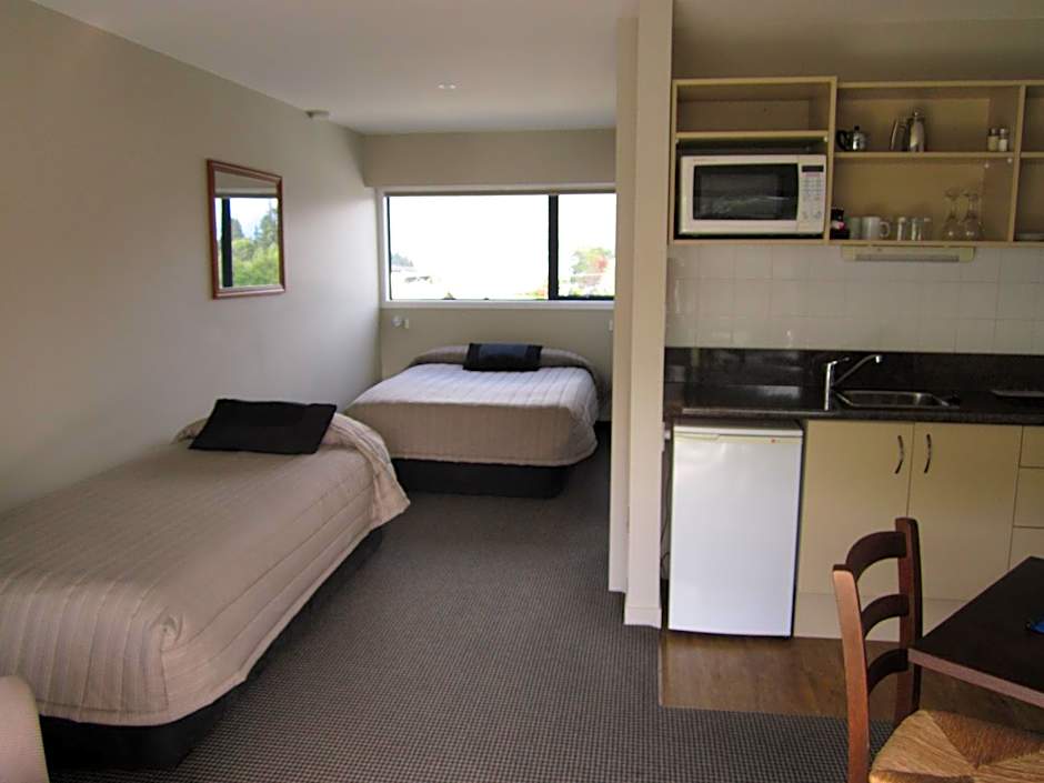 Four Seasons Motel