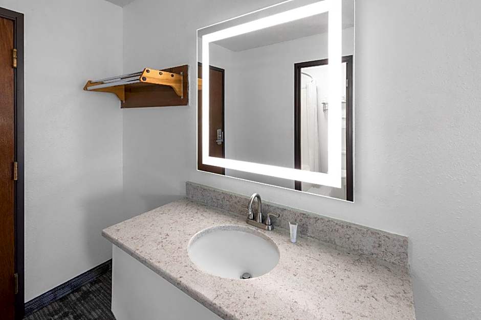 Super 8 by Wyndham Rock Port MO