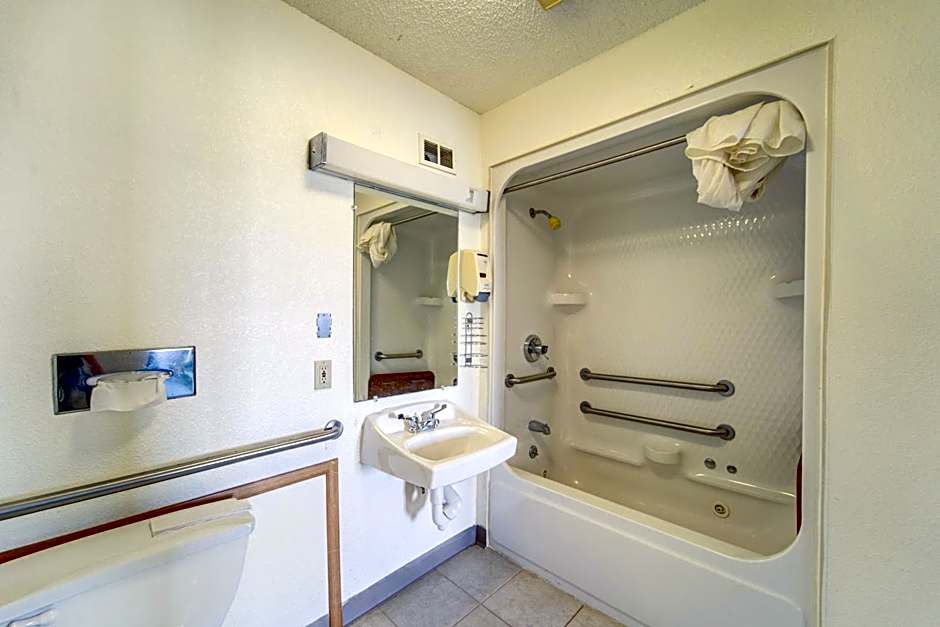 Capital O Amerihost Inn and Suites Mexico Hwy 54 MO