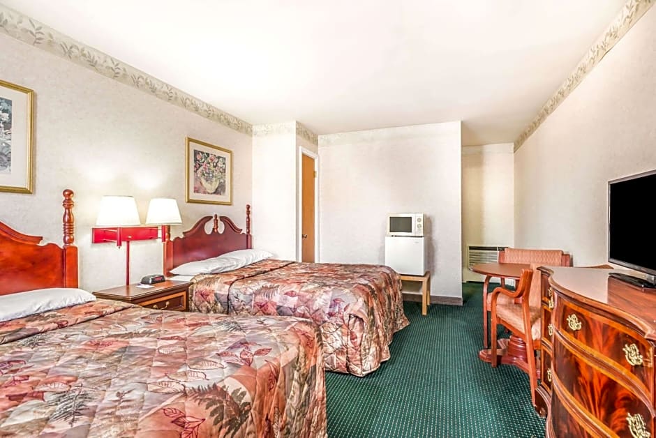 Knights Inn Lenox