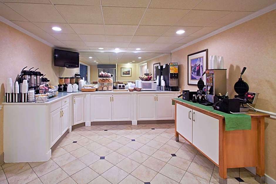 La Quinta Inn & Suites by Wyndham Tampa East Fairgrounds