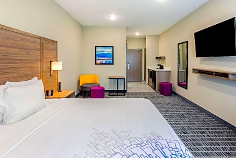 King Room with Roll-In Shower - Mobility/Hearing Accessible - Non-Smoking