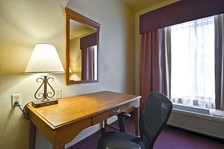 1 King Bed Study With Sofabed Nonsmoking