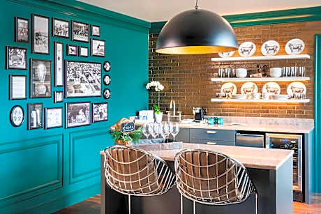 Ram Suite, 1 Bedroom Signature Suite, 1 King, Sofa bed, High floor, Balcony