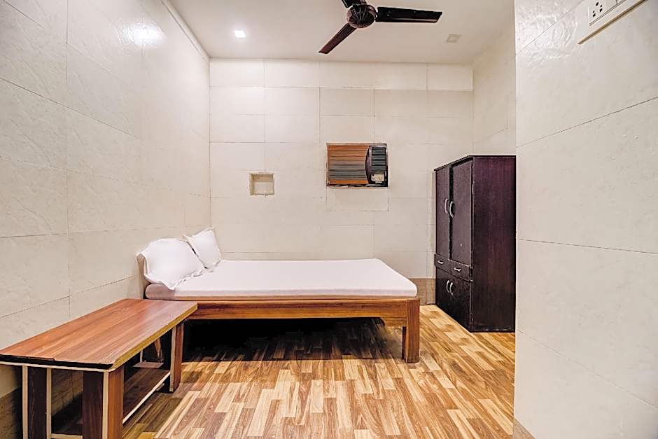 Sargam Lodging And Boarding by OYO Rooms – Bombay/ Mumbai, KY
