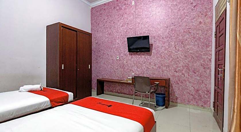 RedDoorz Syariah near UISU Medan