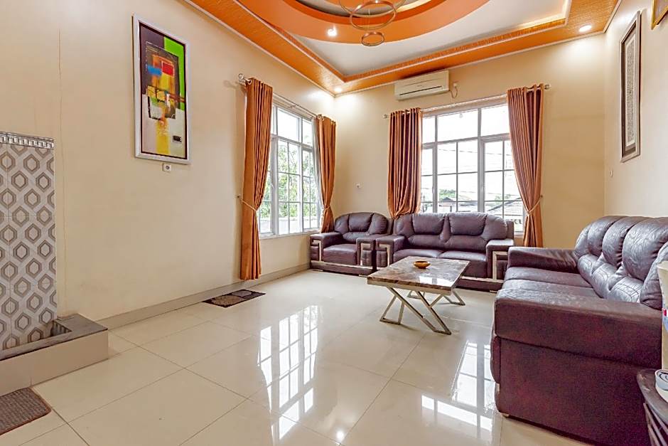 Urbanview Hotel Rifal Home Tegal