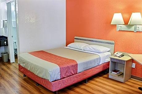 1 Queen Bed | Extended Suite